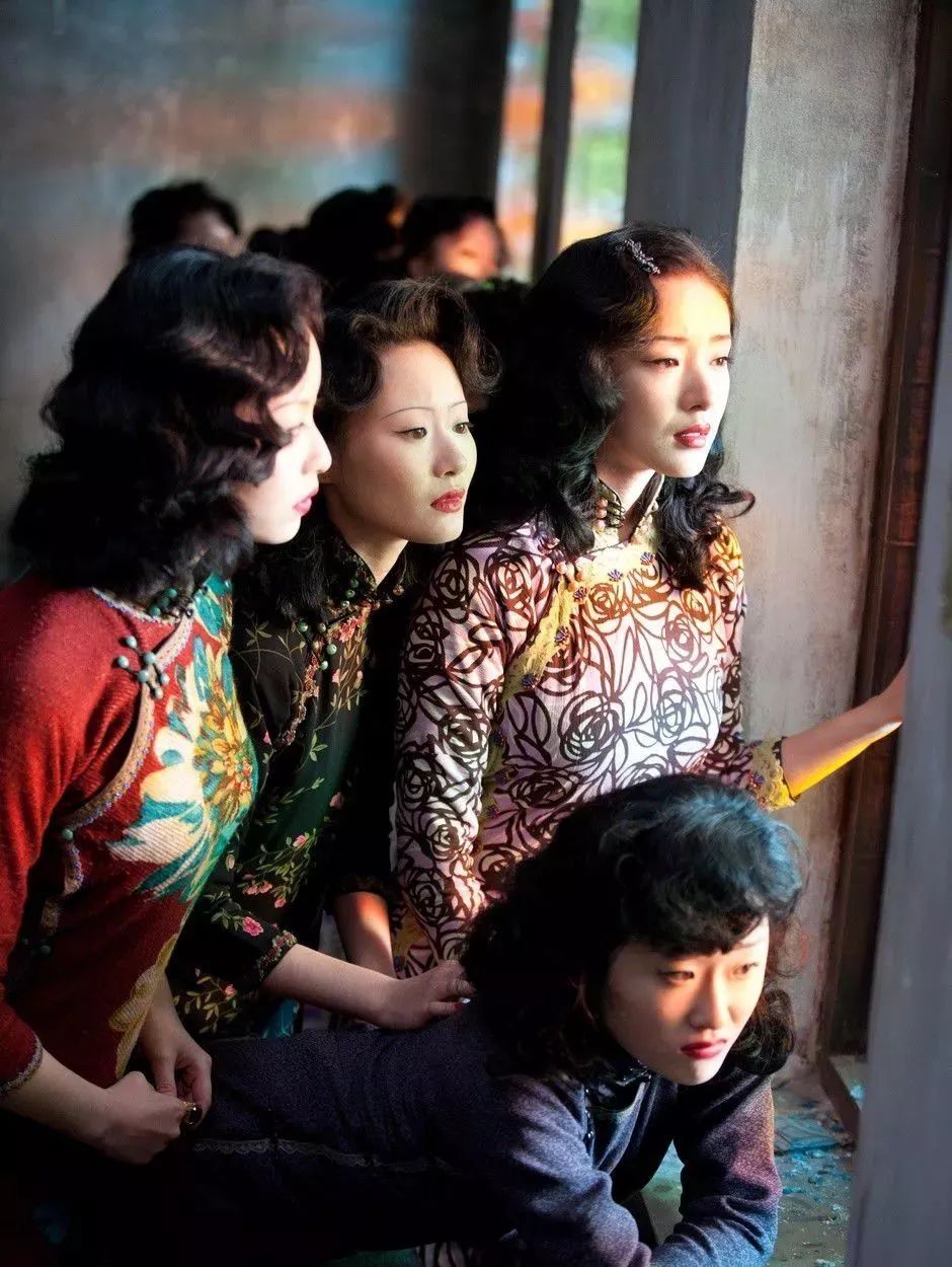 《金陵十三钗》中的旗袍美如画,展示东方女性独有的气质!