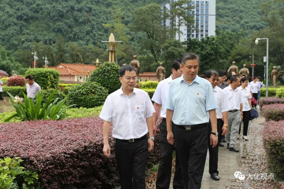 領導們先後來到東蘭革命烈士陵園,韋拔群烈士紀念館,韋國清上將故居