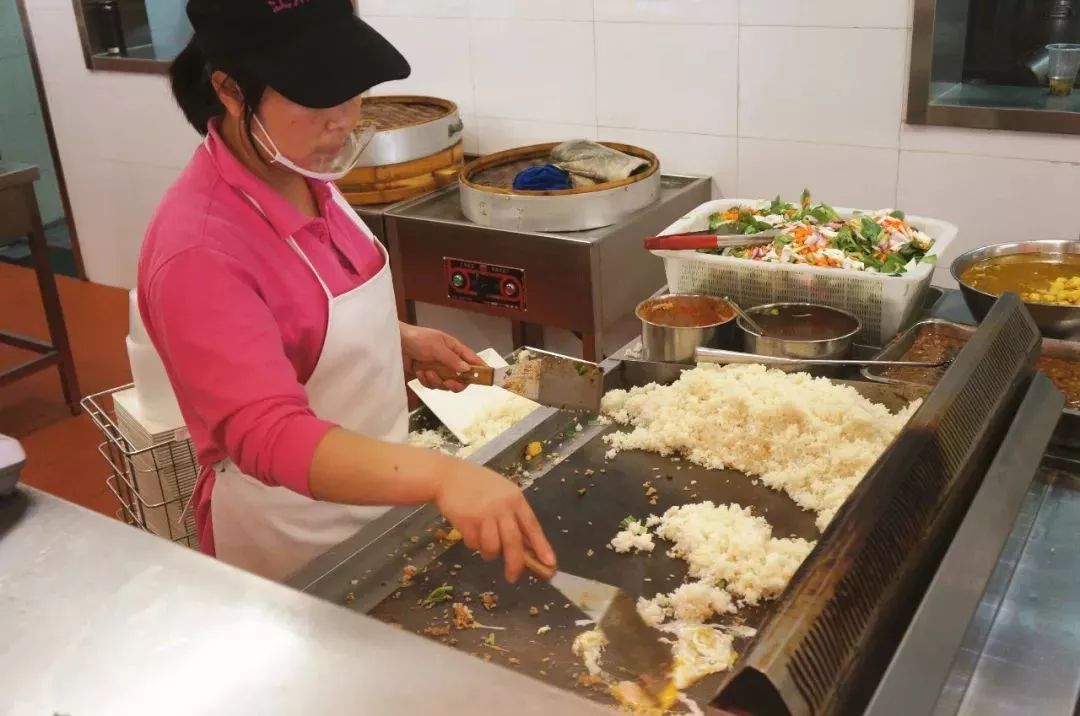 还便宜又干净学校食堂,完全不输小吃街啊麻辣香锅,铁板炒饭,酸菜鱼