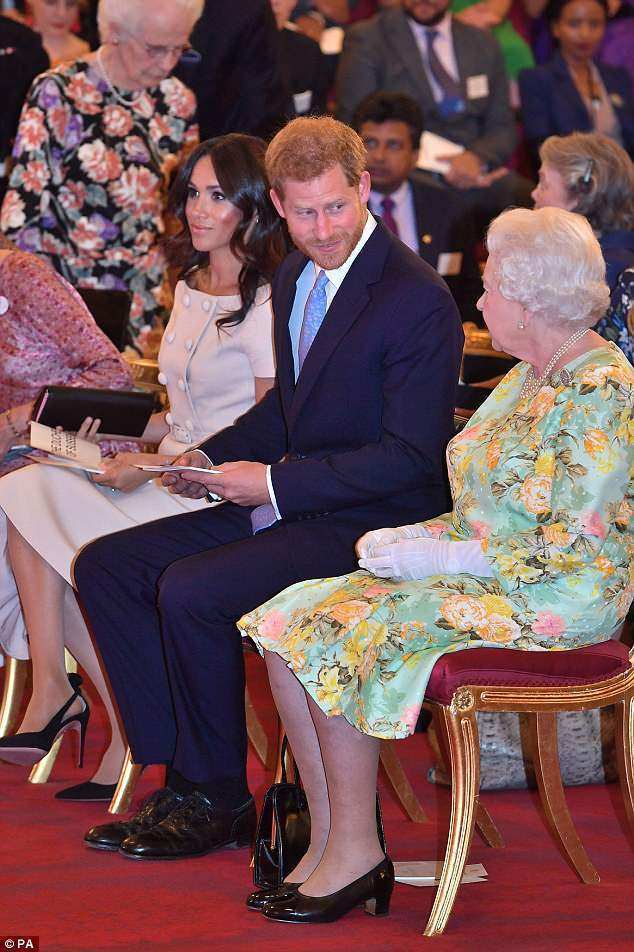 哈里王子和英国女王出席颁奖会,梅根王妃学习戴安娜坐姿避免走光