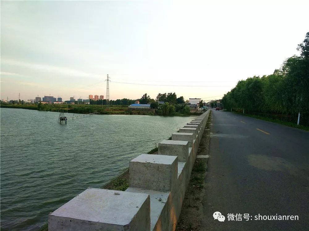 寿县公路局携炎刘镇做了件大事,炎刘北街水库堤坝筑起一道城墙