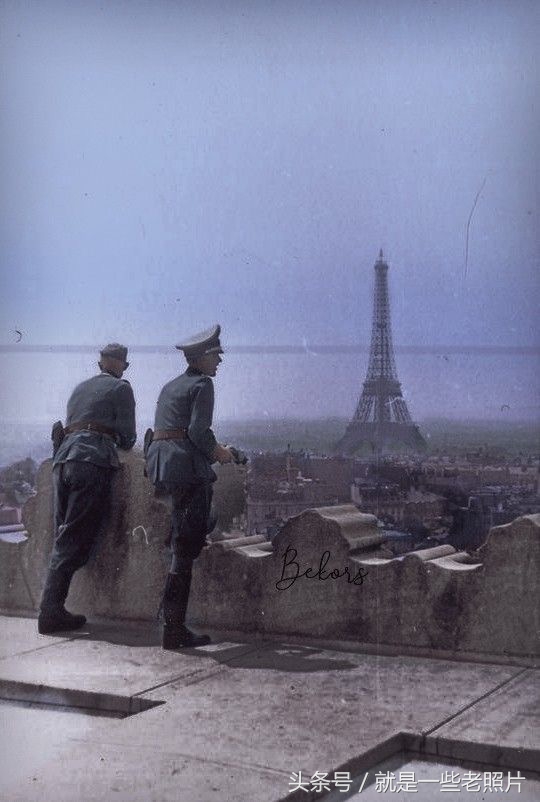 1/10两名德军士兵眺望着德国占领下的法国巴黎港口的几艘u型潜艇