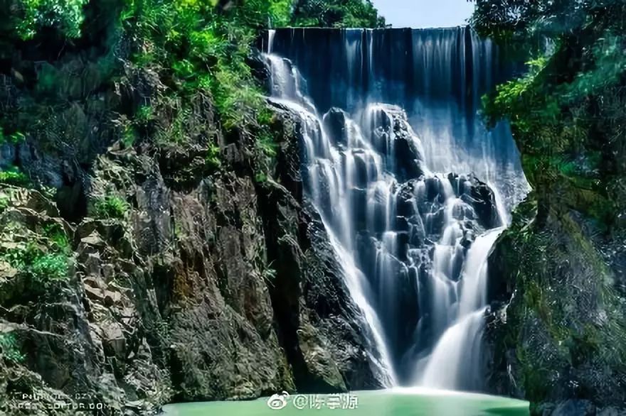 水帘瀑布壮观无比,水流从十几米高的地方轰然留下,撞击在山石上,水雾