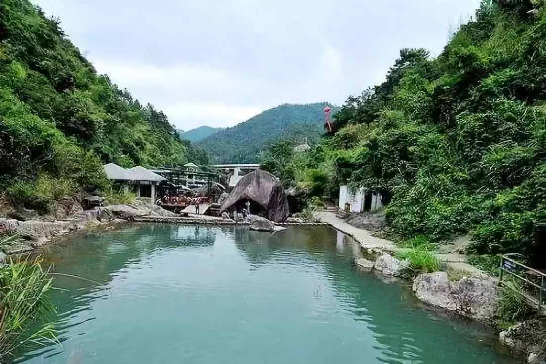 圖 | 生態一村一品 木屋小住 森林小木屋,位於野山谷景區內,木屋依山