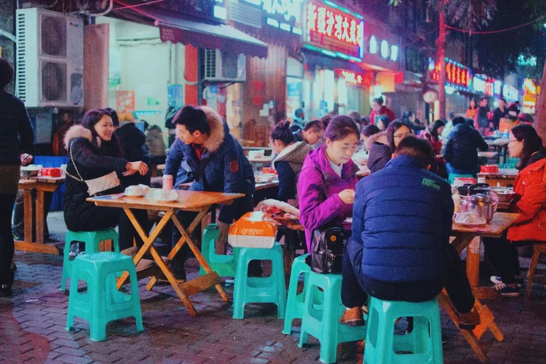 这是全重庆最被低估的一条美食街!