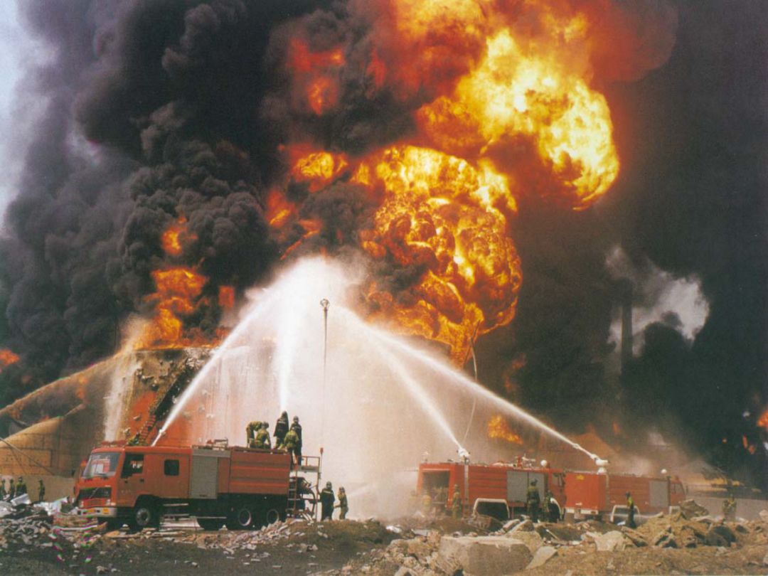 历史上的今天21年前北京东方化工厂发生爆炸极其珍贵的石油化工灭火