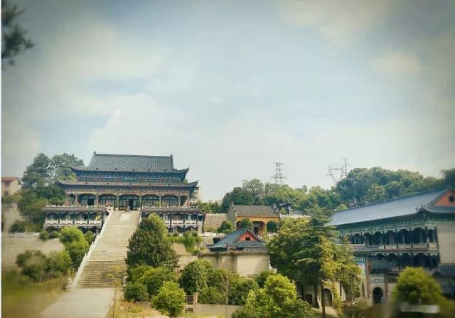 秋天的龍山寺天清凝碧色,風細瘦梧桐.秋至龍山寺,簷角鈴識渢.