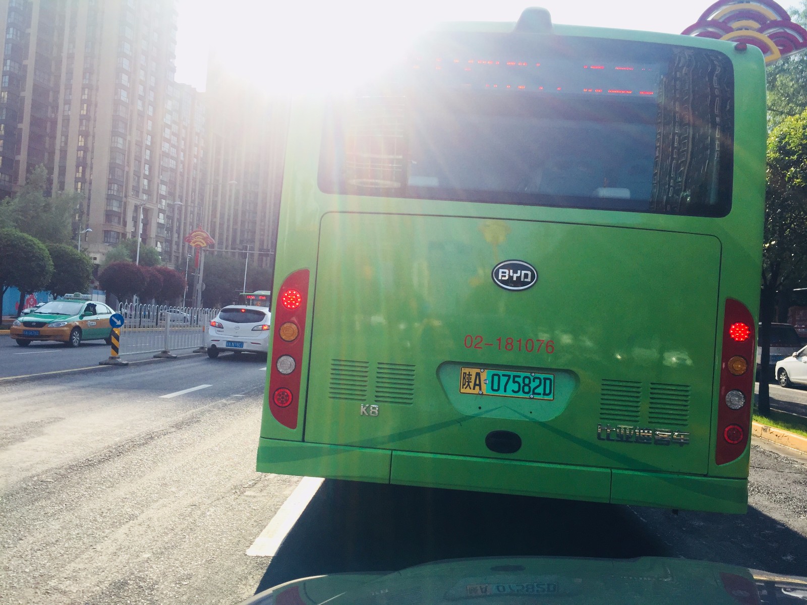 西安街头出现黄绿相间牌照公交车市民多不知道什么用意