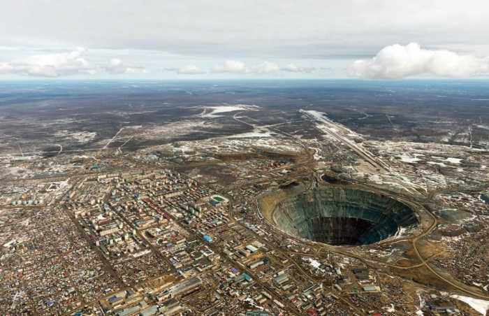 深525米,直径达1200米,是世界最大的露天钻石矿坑之一