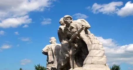 临牡丹江畔,由八女投江烈士群雕和八女投江纪念馆组成