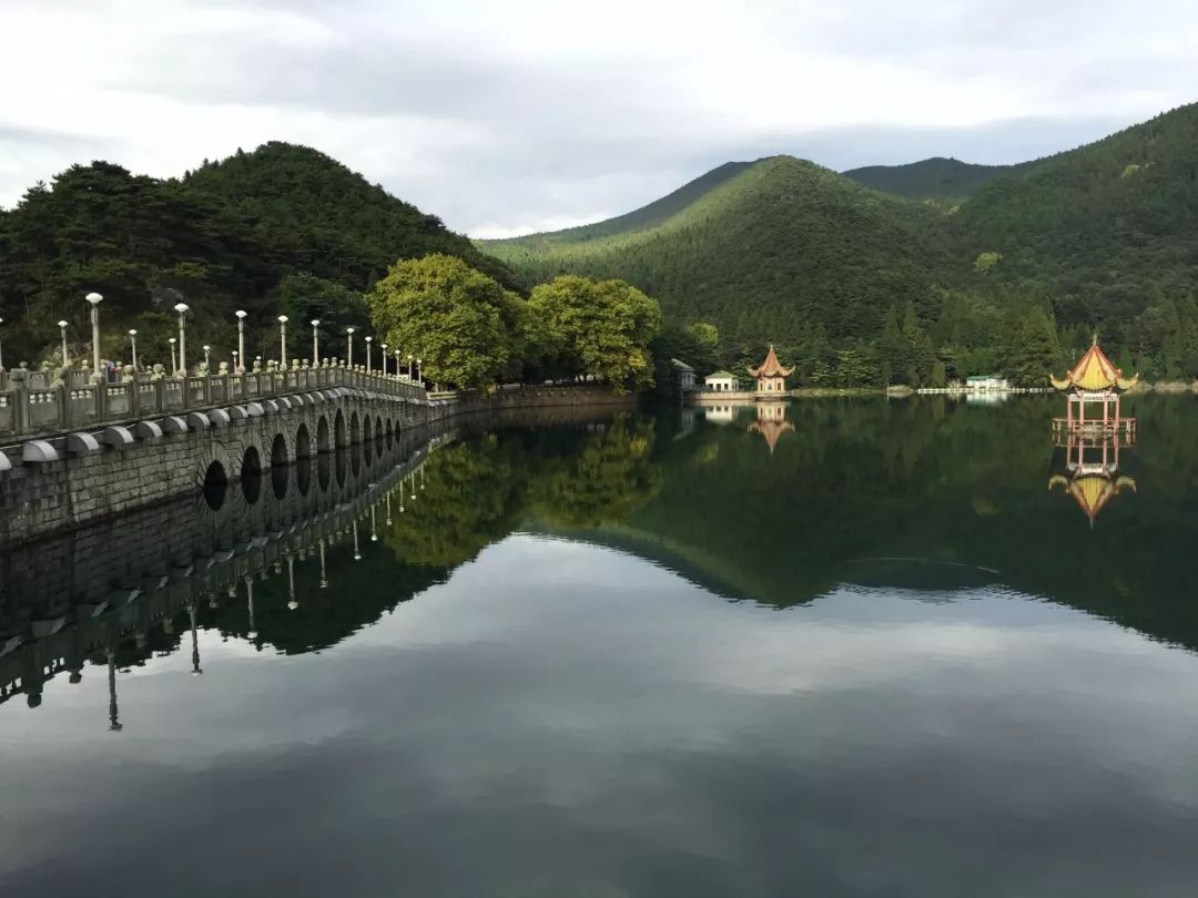 早餐後bus赴世界文化景觀【廬山】(180元/人已含)換乘廬山景區交通車