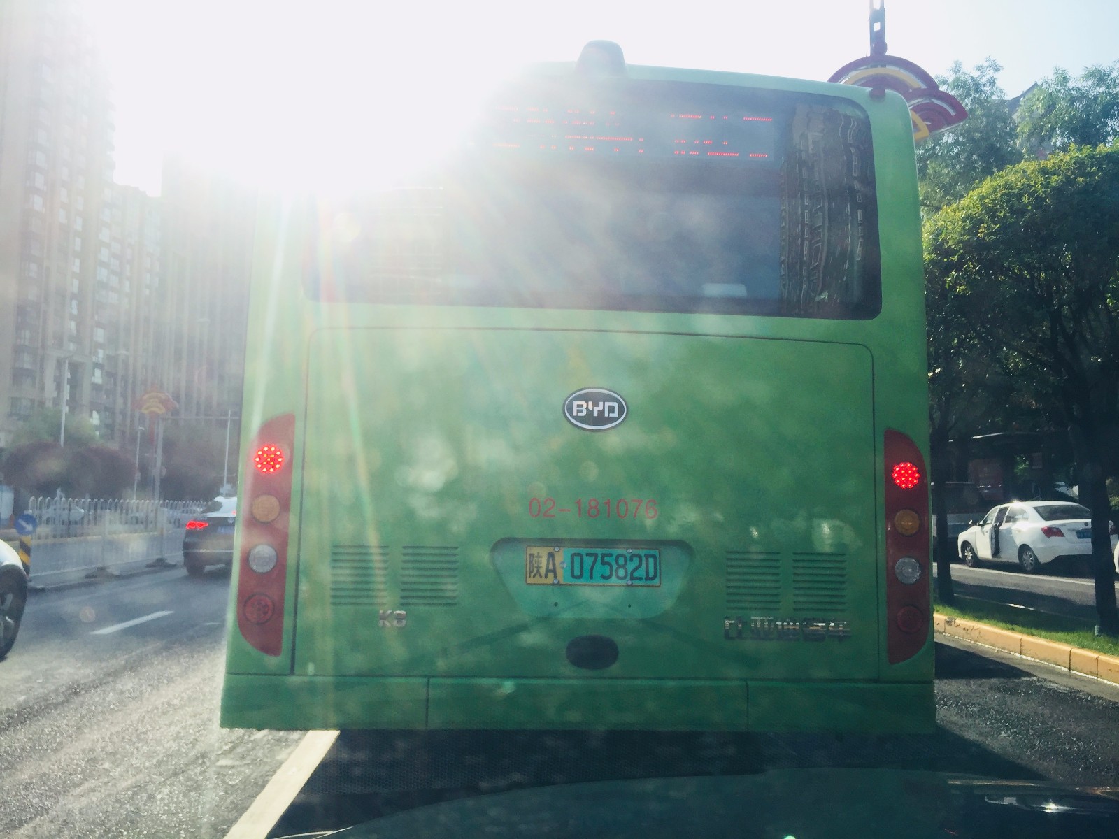 西安街头出现黄绿相间牌照公交车市民多不知道什么用意