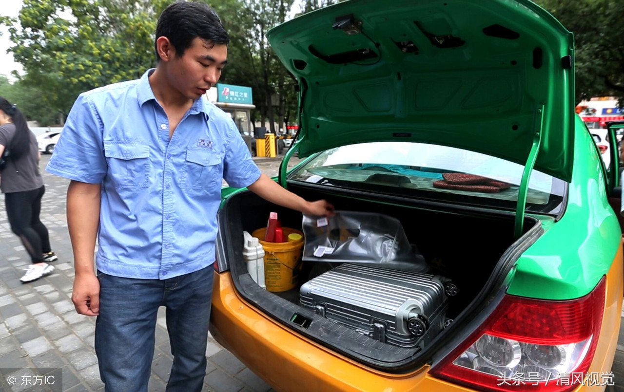 行李箱落在出租车,的哥打开后惊呆,20万现金他这样处置