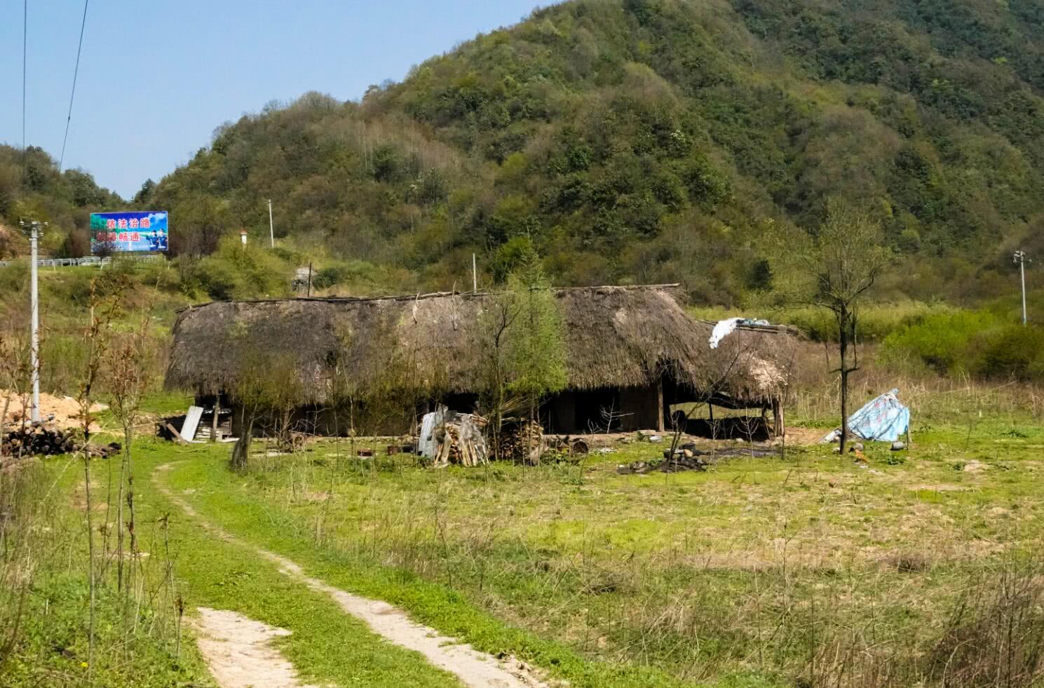 陕西南部地区"江南范"十足,大山之中,现在还有人住草屋