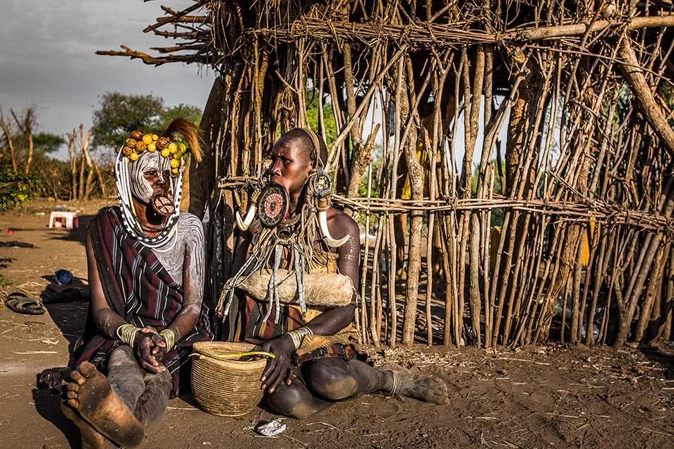 非洲神秘的古老部落:女性10岁开始下唇放木盘,年龄越大盘越大