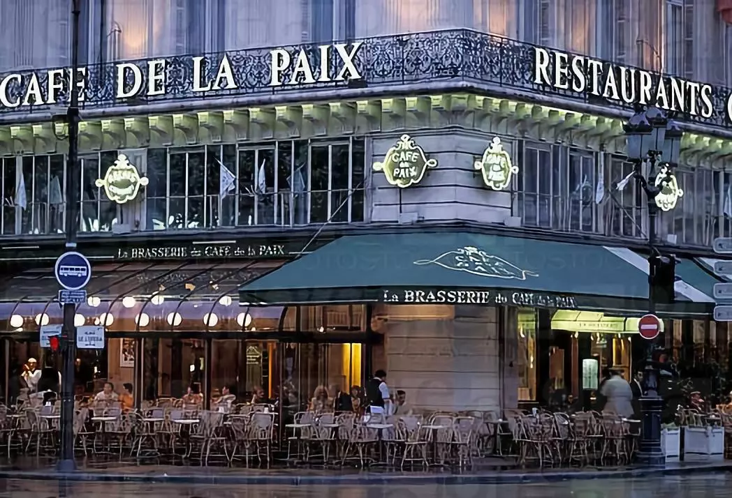 café de la paix)】畢加索,薩特,佈雷東經常光顧花神咖啡館,它是