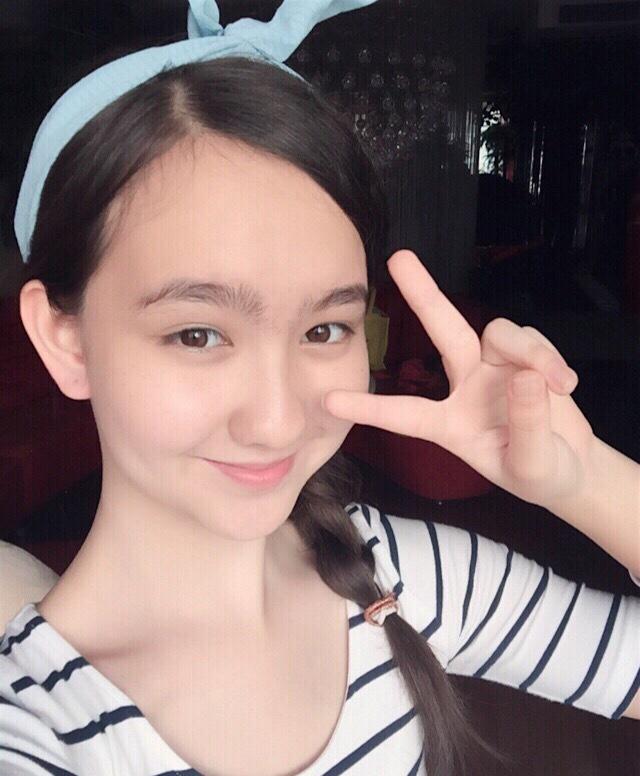 她是中美混血,3岁学表演4岁拍广告,凭唱功征服羽泉,如今变这样