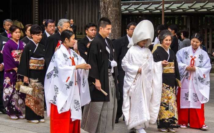 中國小夥看到日本女士的婚服被嚇了一跳和中國的喪服一樣