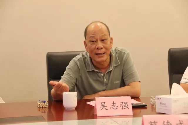 鹤山市科工商务局负责人,富华集团董事长吴志强等出席签约仪式