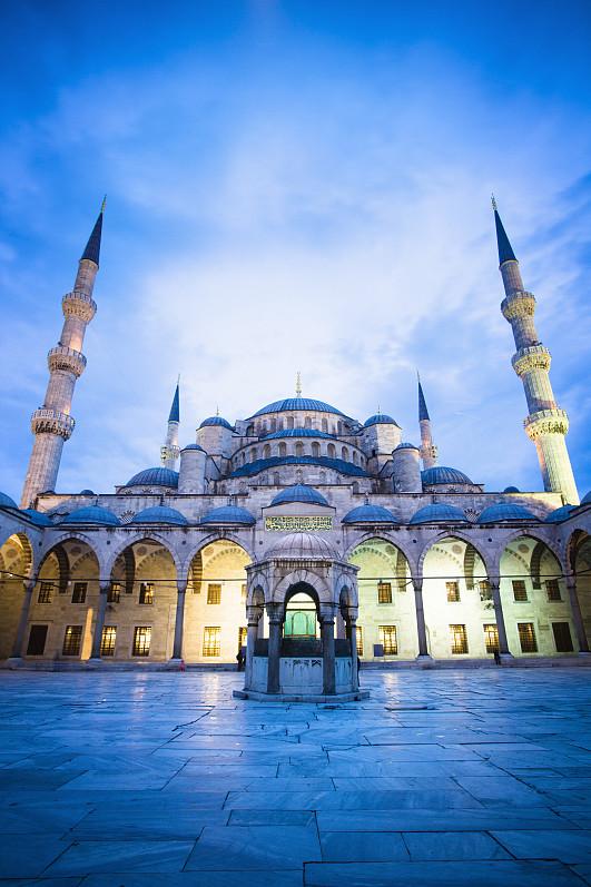 在土耳其,奥斯曼时期的代表性建筑蓝色清真寺因内部采用蓝色系并装饰