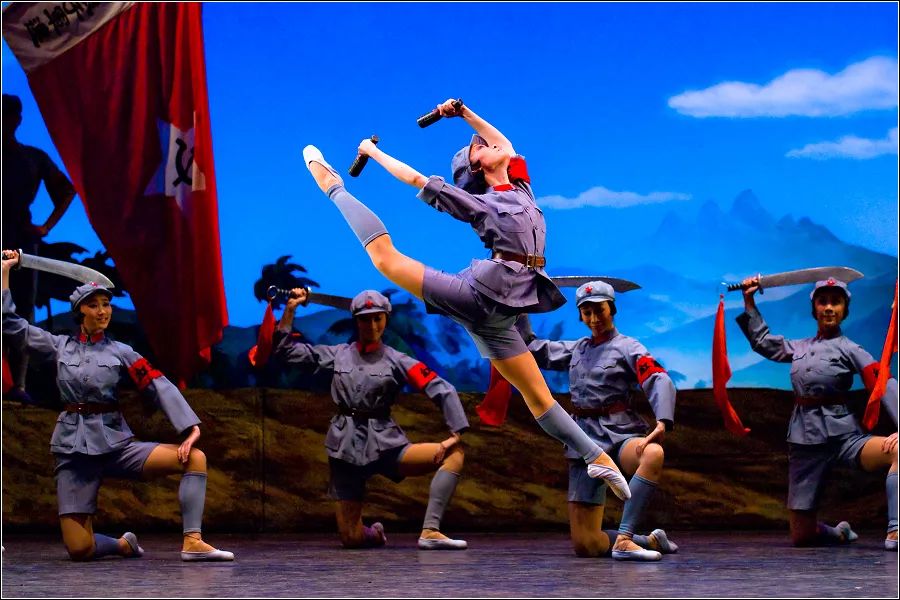 红军舞蹈造型女兵图片