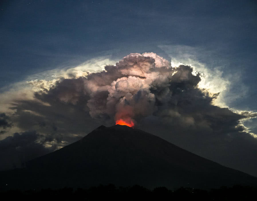 巴厘岛火山喷发更新!阿贡火山爆发,航班由于巨大的火山灰云取消