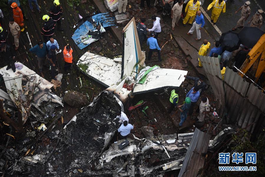印度孟买一架小型飞机坠毁致5人遇难