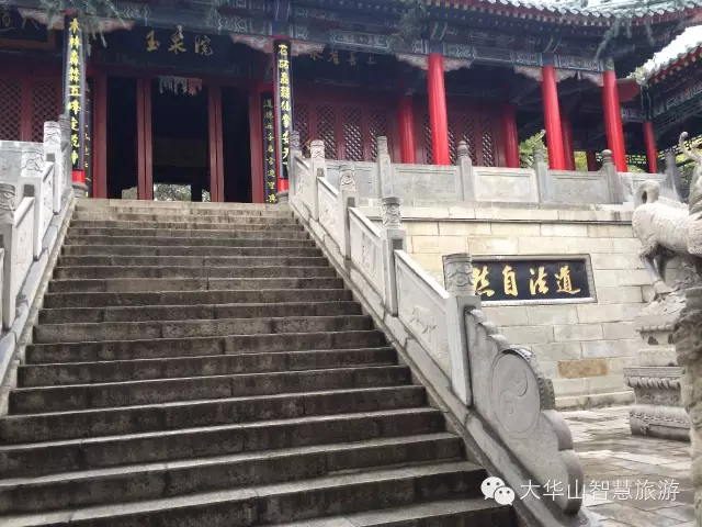 幾經破壞,幾經修繕,到了明清才有這個規模,名希夷祠,因宋太祖賜陳摶號