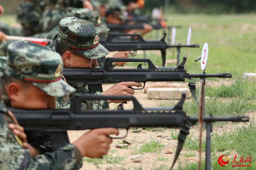 30秒時間3發彈,官兵展開自動步槍實彈射擊