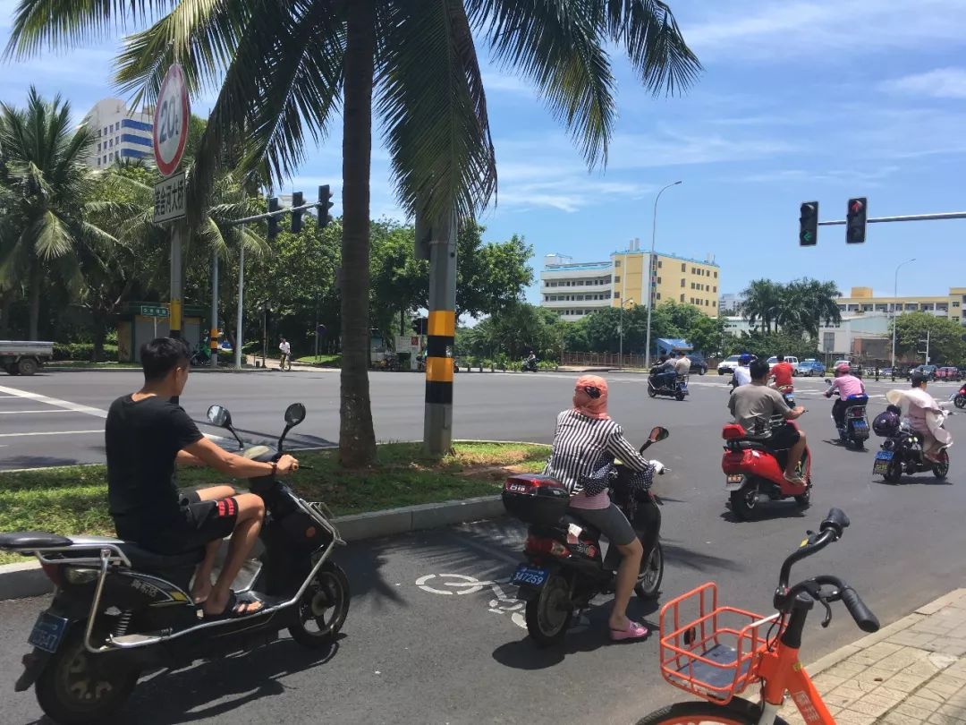 海南夏日這麼熱騎車戴頭盔真的好麼