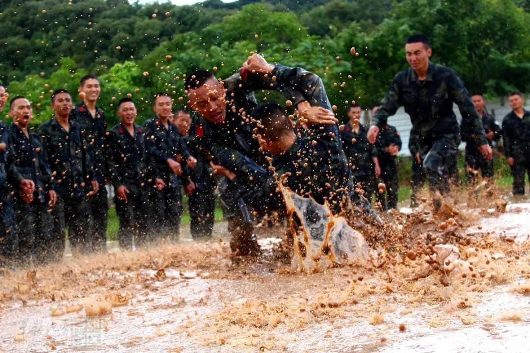 雲南普洱:武警泥潭摔擒訓練,磨礪軍人血性