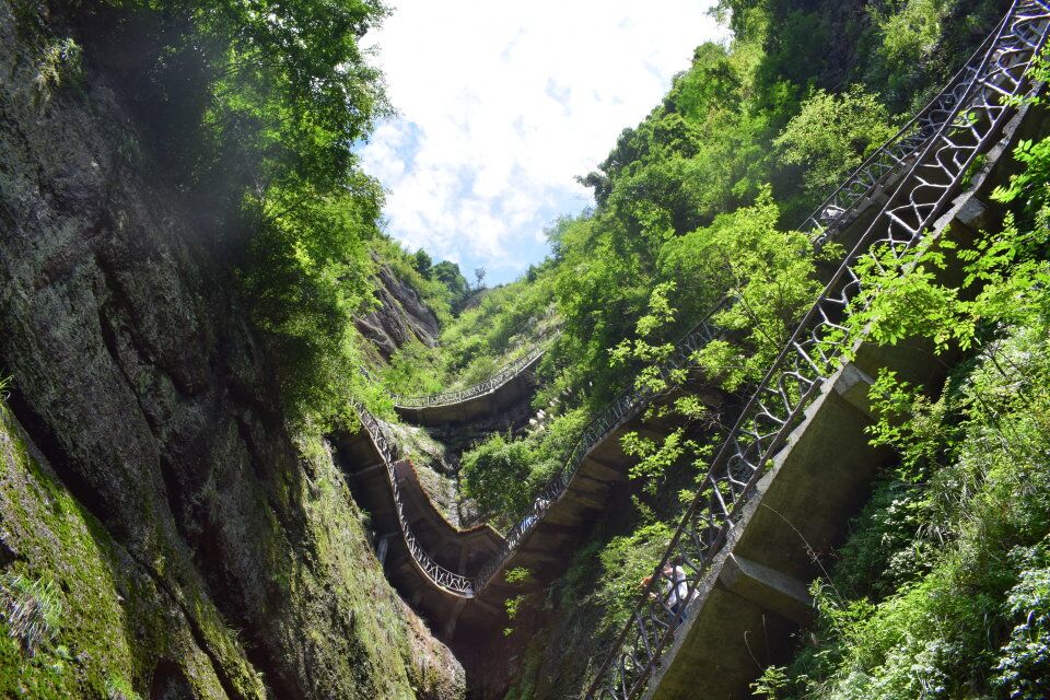 竹林溪澗成趣,山光水色相映,這裡是紹興穿巖十九峰