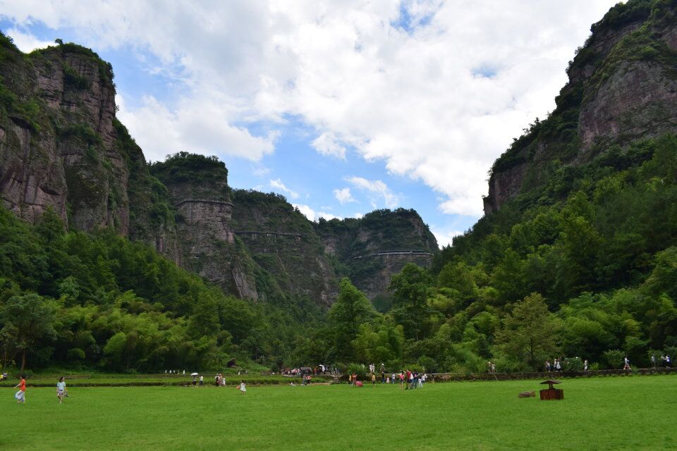 竹林溪澗成趣,山光水色相映,這裡是紹興穿巖十九峰