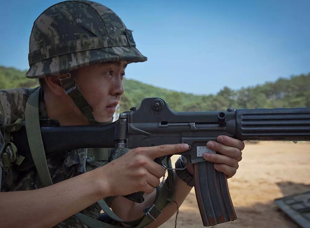 最后对这位韩国士兵说一句,不要拿把步枪就当火箭筒,这把枪的标尺最多