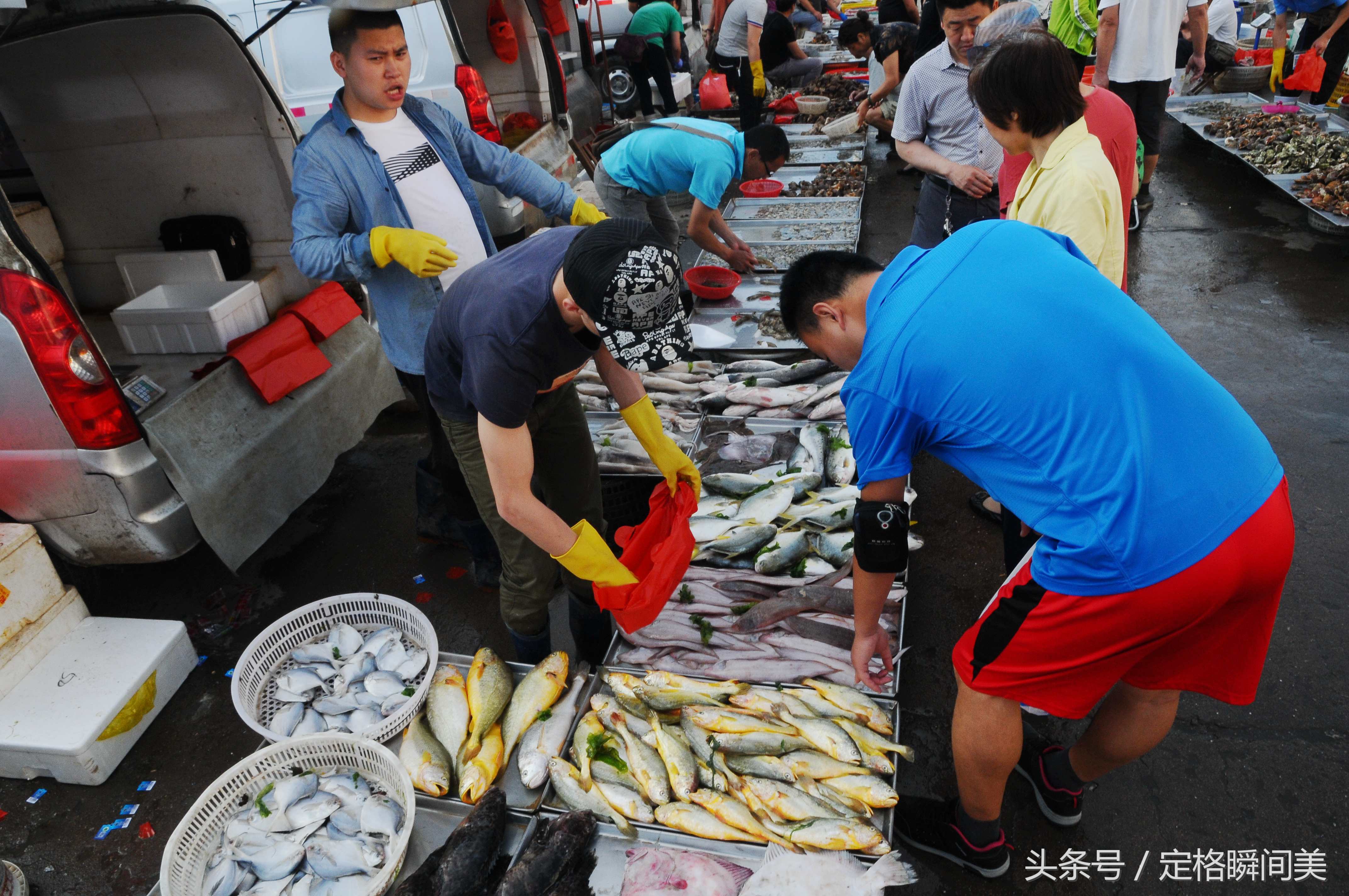 炎热酷暑 夏季海鲜市场销售红火 鲳鱼18元一斤 半小时送货两大车