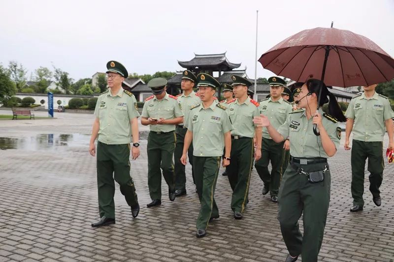 溧陽,金壇大中隊在講解員的帶領下步入紀念館