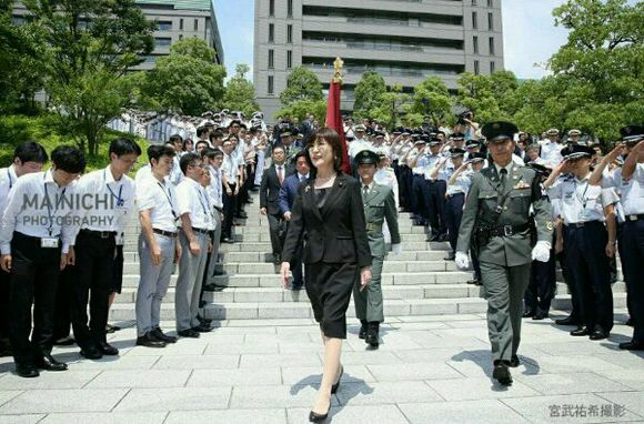 日本的女军头防卫大臣稻田朋美