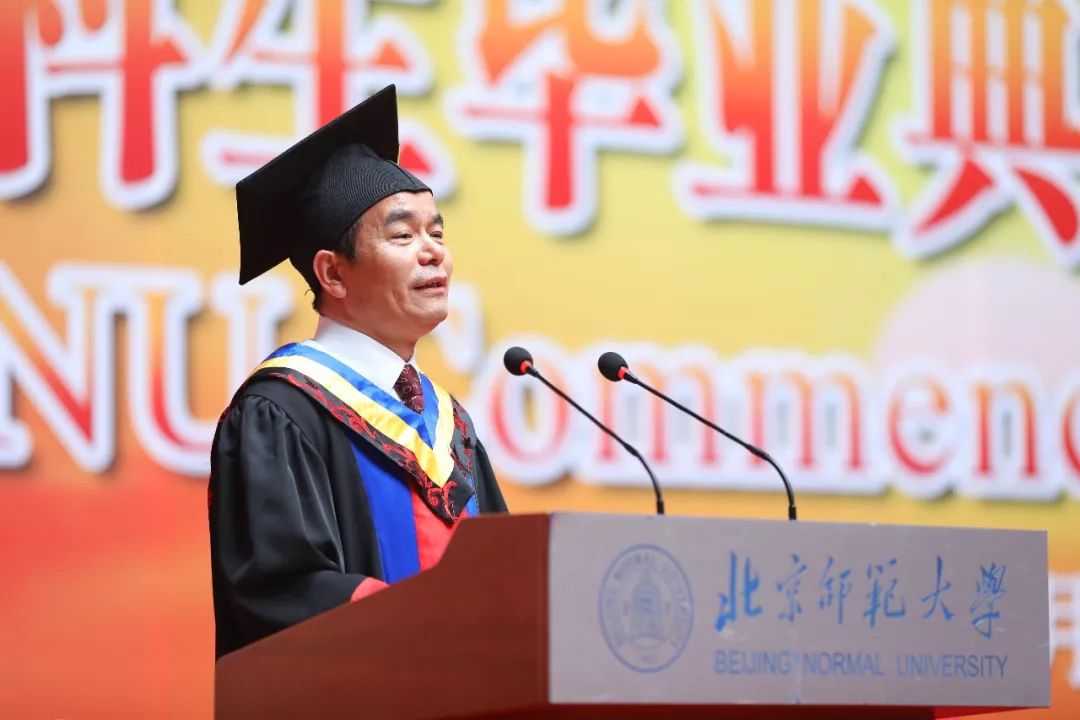 盘点那些让你泪流满面的大学校长毕业致辞