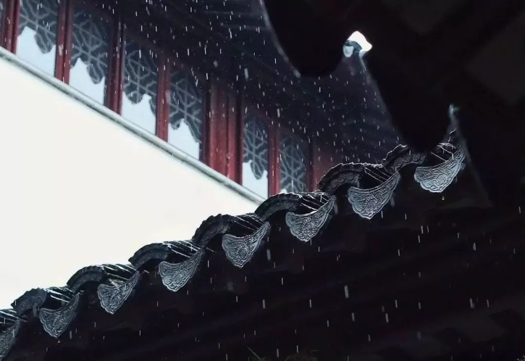 灑落窗前 伴隨入夢來 虞美人·聽雨 蔣捷 少年聽雨歌樓上,紅燭昏羅帳