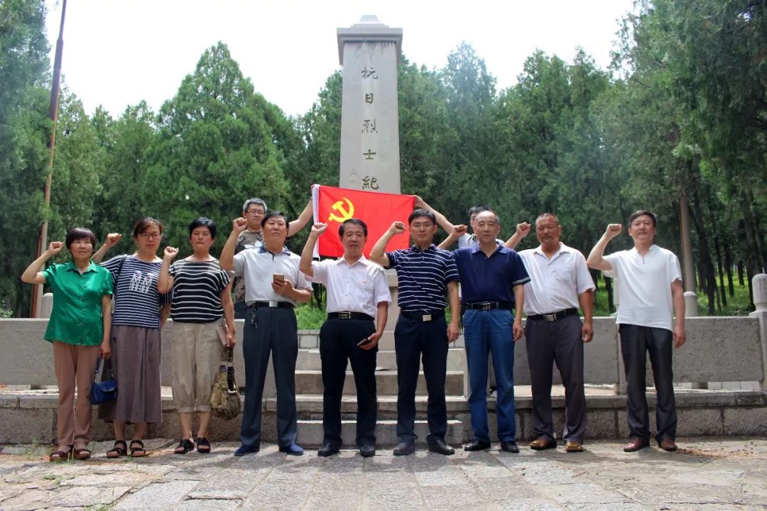 不忘初心——青州市农民画协会党总支组织党员走进庙子镇长秋村瞻仰