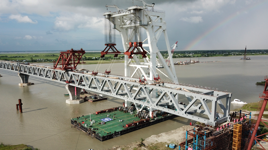 由中铁大桥局施工的孟加拉国帕德玛大桥首联钢梁架设完成