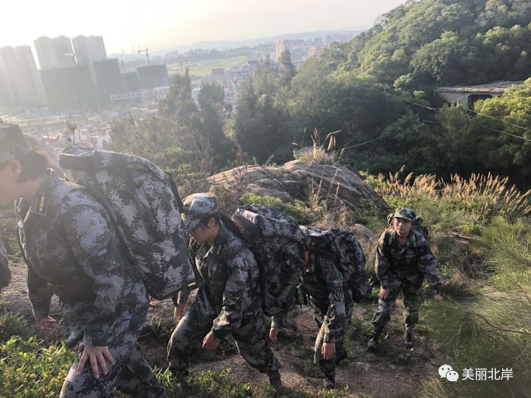 点赞她们在北岸最高的山上徒步行军