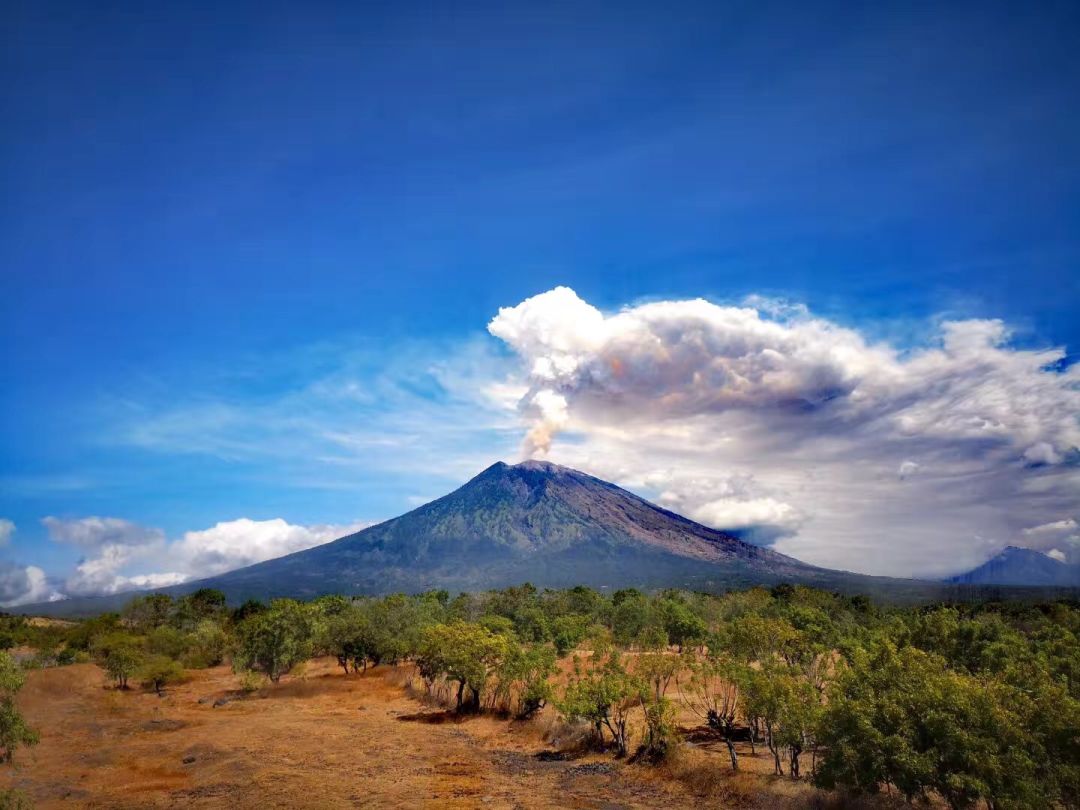 印尼巴厘岛阿贡火山喷发 巴厘岛伍拉莱机场航空橙色预警!