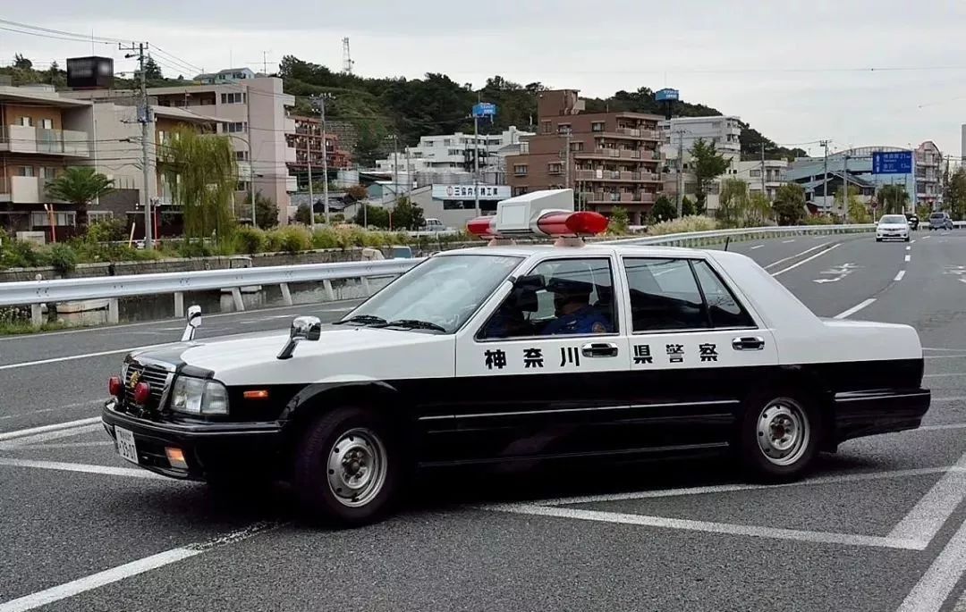 在日本开警车真是太幸福了为了经典车型我愿意辞职做警车司机