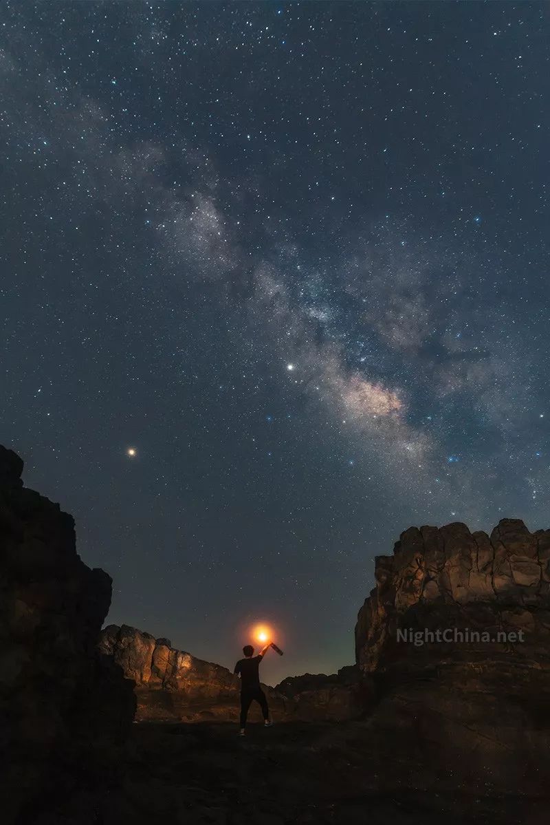 【夜空中国】银河斜挂,左侧最亮的两颗星,是土星和火星.