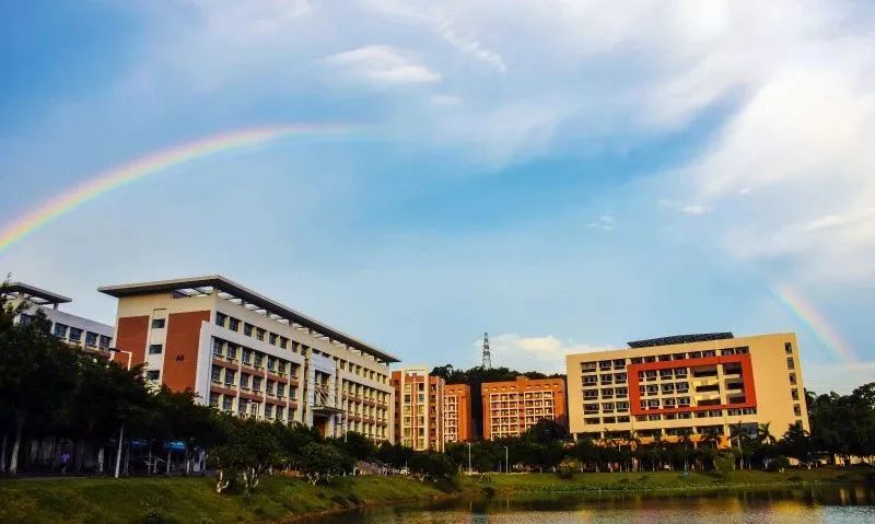 答:華南理工大學廣州學院!