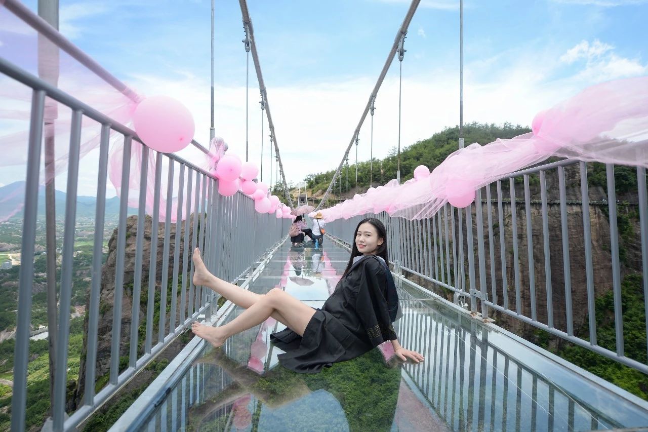 玻璃桥创意拍照姿势图片