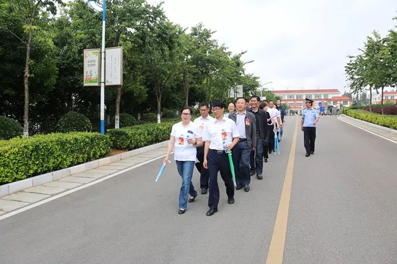 6月20日,东航云南分公司综管部职工一行20人在官渡监狱政治处主任袁旭