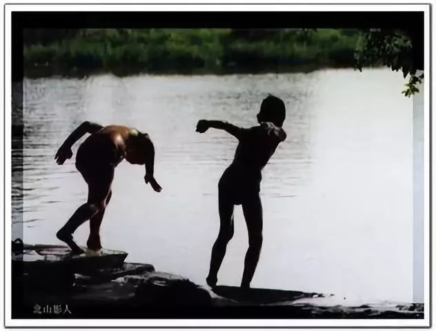 农村戏水的童年图片