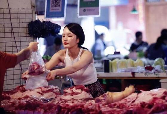 90后美女柳州卖猪肉酷似张曼玉成网红网友猪肉西施